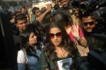 Vidya Balan promotes Kahani at Khar Station on 27th Jan 2012 (8).JPG